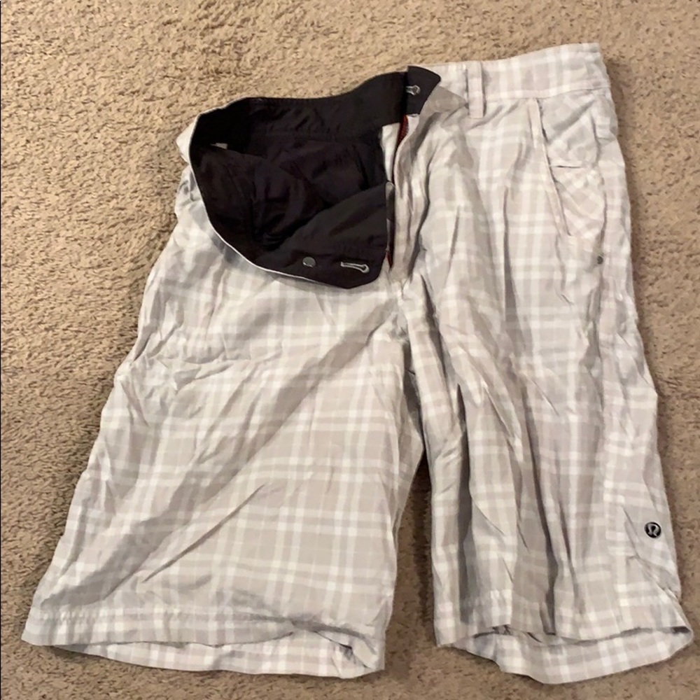 32 lululemon shorts